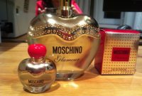 Moschino Glamour EDP - соленое море, цветок гибискуса в волосах article-image