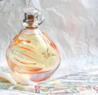 Sisley Paris Аромат Izia Eau de Parfum - светло-розовый цветок в каплях утренней росы