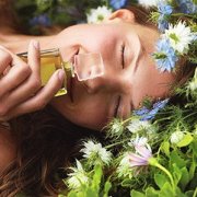 Несколько простых лайфхаков, чтобы продлить стойкость вашего аромата в жару. article-image
