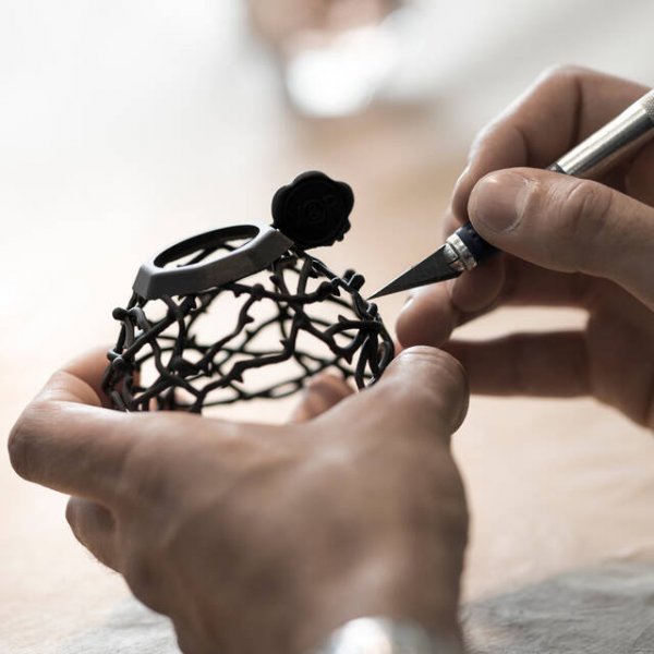 3D-издание Flowerbomb Haute Couture от Viktor & Rolf .