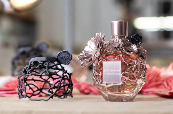 3D-издание Flowerbomb Haute Couture от Viktor & Rolf .