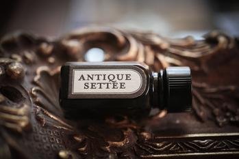 Парфюм Antique Settee — история чьей-то жизни глазами… дивана