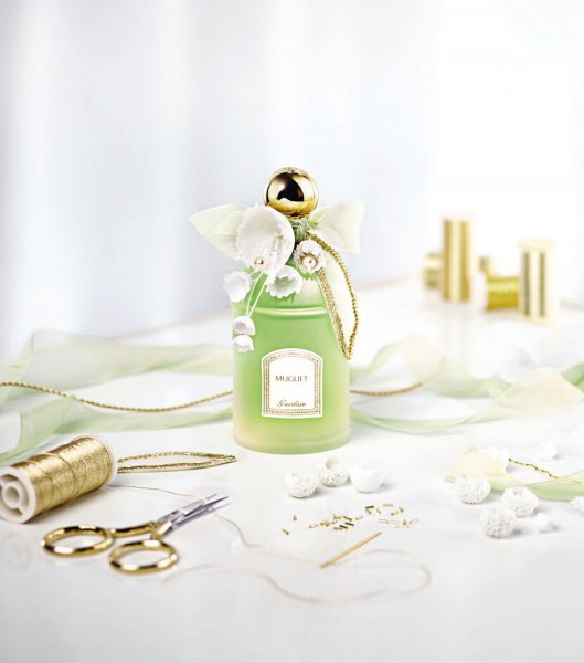 Флакон 2018 года украшен воздушными белыми цветами.