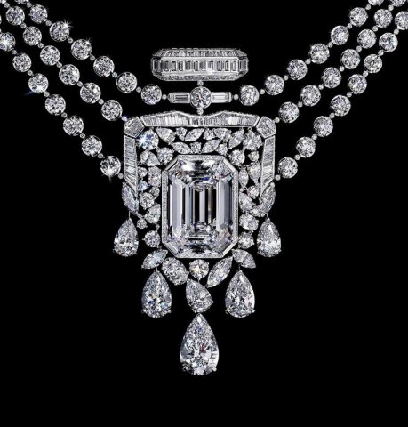 Ювелирная коллекция с бриллиантом в 55, 55 карат к 100-летию Chanel №5. article-image
