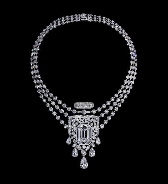 Ювелирная коллекция с бриллиантом в 55, 55 карат к 100-летию Chanel №5.