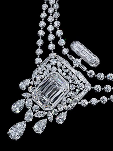 Ювелирная коллекция с бриллиантом в 55, 55 карат к 100-летию Chanel №5.