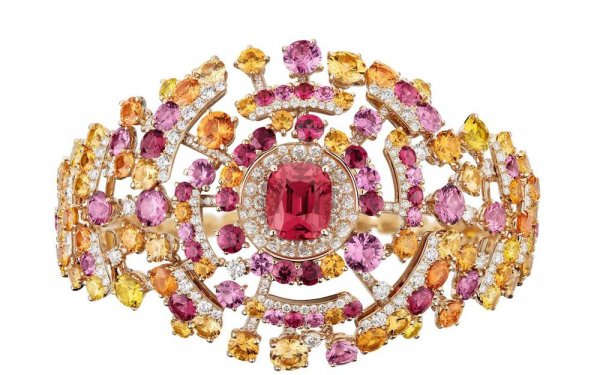 Ювелирная коллекция с бриллиантом в 55, 55 карат к 100-летию Chanel №5.