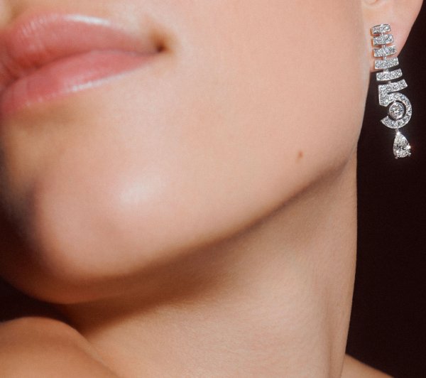 Ювелирная коллекция с бриллиантом в 55, 55 карат к 100-летию Chanel №5.