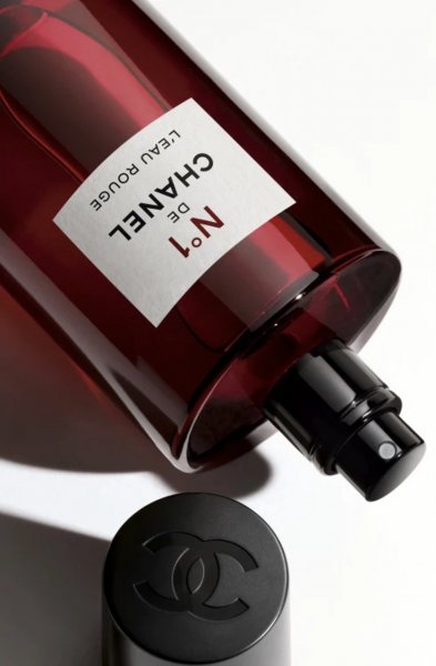 L`Eau Rouge - тонизирующий парфюмированный спрей из новой косметической линии №1 DE CHANEL