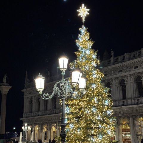 Парфумерний адвент-календар article-image